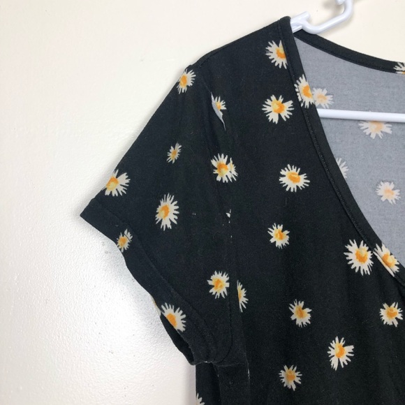✨Rue21 Sunflower Short Sleeve Top✨ - Picture 2 of 6